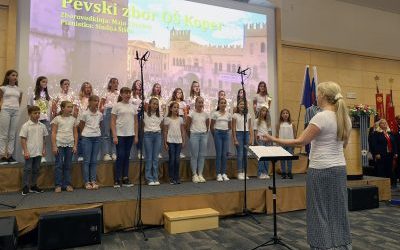 Nastop pevcev OŠ Koper na tradicionalni slovesnosti ob vseslovenskem srečanju bivših internirank in internirancev