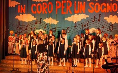 Otroški pevski zbor Osnovne šole Koper ponosno zavihtel slovensko zastavo